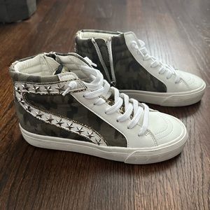 BRAND NEW Women’s Vintage Havana High Top Camo Sneakers (size 7.5)